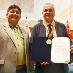 Parlamentario entrega reconocimiento Camaral al presidente de la Federación Boliviana de Fútbol