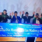 Legisladora entrega reconocimientos a padres de familia en municipio de Corocoro