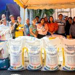 Parlamentarias acompañan en la entrega de ayuda social a albergues en el departamento de Santa Cruz