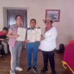 Autoridad parlamentaria entrega reconocimientos a docentes del municipio de Azurduy