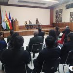 Autoridad legislativa otorga reconocimientos a docentes en Cochabamba
