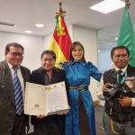 Legisladora entrega reconocimiento a periódico El Diario