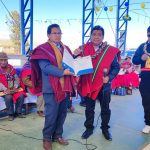 La Paz: Legislador entrega reconocimiento a unidad educativa en municipio de Santiago de Callapa