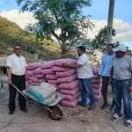 Legislador entrega material de construcción a comunidad Villa Remedios del municipio de Chulumani