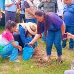 𝗩𝗶𝗰𝗲𝗽𝗿𝗲𝘀𝗶𝗱𝗲𝗻𝘁𝗮 𝗖𝗵𝗼𝗾𝘂𝗲 𝗽𝗮𝗿𝘁𝗶𝗰𝗶𝗽𝗮 𝗲𝗻 𝘂𝗻𝗮 𝗷𝗼𝗿𝗻𝗮𝗱𝗮 𝗱𝗲 𝗿𝗲𝗳𝗼𝗿𝗲𝘀𝘁𝗮𝗰𝗶𝗼́𝗻 𝗷𝘂𝗻𝘁𝗼 𝗮 𝗯𝗮𝗰𝗵𝗶𝗹𝗹𝗲𝗿𝗲𝘀 𝗱𝗲 𝗦𝗮𝗻𝘁𝗮 𝗖𝗿𝘂𝘇