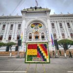 𝗚𝗲𝘀𝘁𝗮 𝗹𝗶𝗯𝗲𝗿𝘁𝗮𝗿𝗶𝗮: 𝗣𝗿𝗲𝘀𝗶𝗱𝗲𝗻𝘁𝗲 𝗬𝘂𝗷𝗿𝗮 𝗮𝗰𝗼𝗺𝗽𝗮𝗻̃𝗮 𝗼𝗳𝗿𝗲𝗻𝗱𝗮 𝗳𝗹𝗼𝗿𝗮𝗹  𝗲 𝗶𝘇𝗮 𝗱𝗲 𝗯𝗮𝗻𝗱𝗲𝗿𝗮 𝗲𝗻 𝗖𝗵𝘂𝗾𝘂𝗶𝘀𝗮𝗰𝗮 𝗷𝘂𝗻𝘁𝗼 𝗮 𝘂𝗻𝗮 𝗱𝗲𝗹𝗲𝗴𝗮𝗰𝗶𝗼́𝗻 𝗱𝗲 𝗹𝗲𝗴𝗶𝘀𝗹𝗮𝗱𝗼𝗿𝗲𝘀