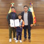 Presidente Yujra distingue al joven taekwondista Jian Min García por su compromiso con el deporte