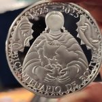 Diputado Zegarra y el artista Mamani Mamani presentaron la “Moneda del Bicentenario” para Potosí